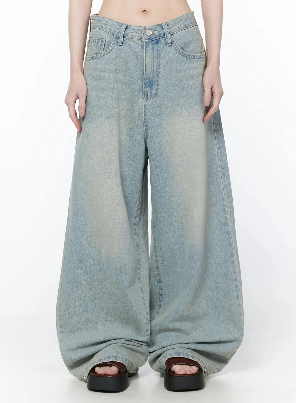 Zion Light Wash Wide-Leg Jeans IY514