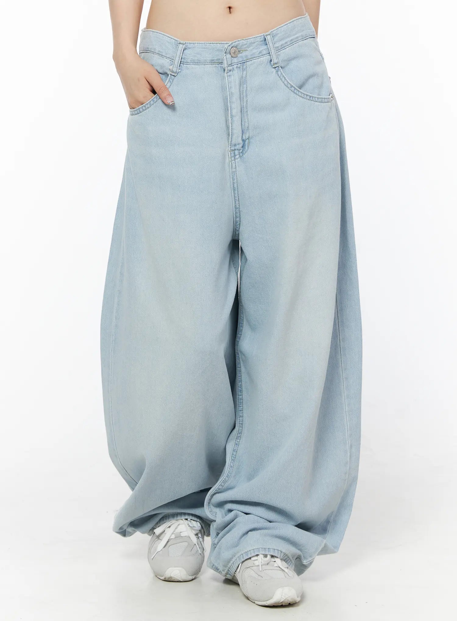Ash Loose Fit Light-Washed Jeans IU515
