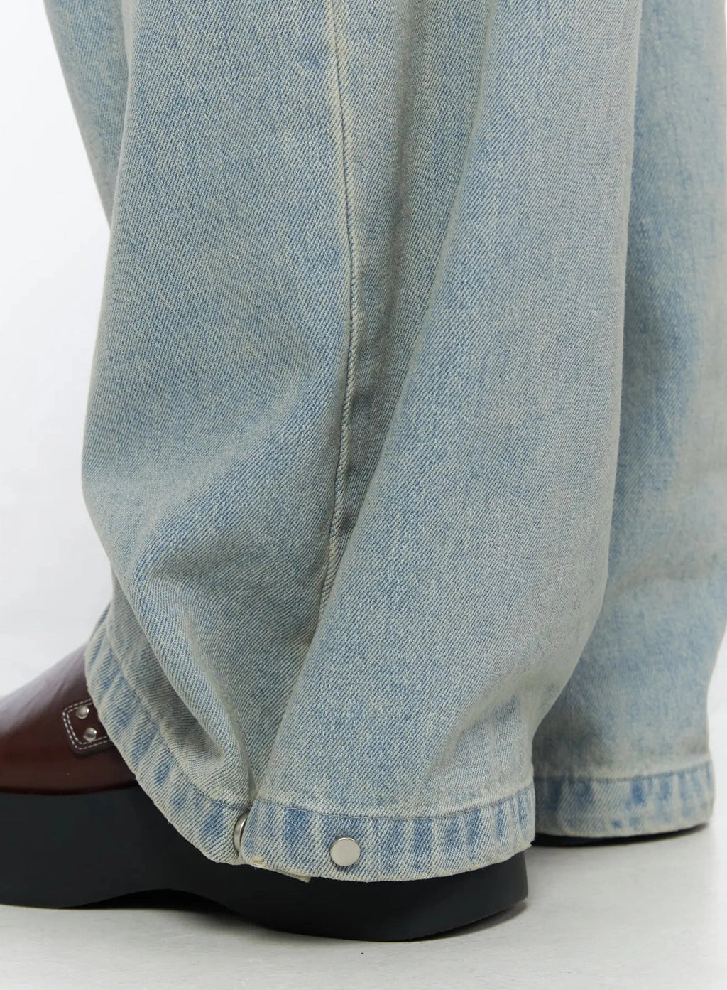 Zion Light Wash Wide-Leg Jeans IY514