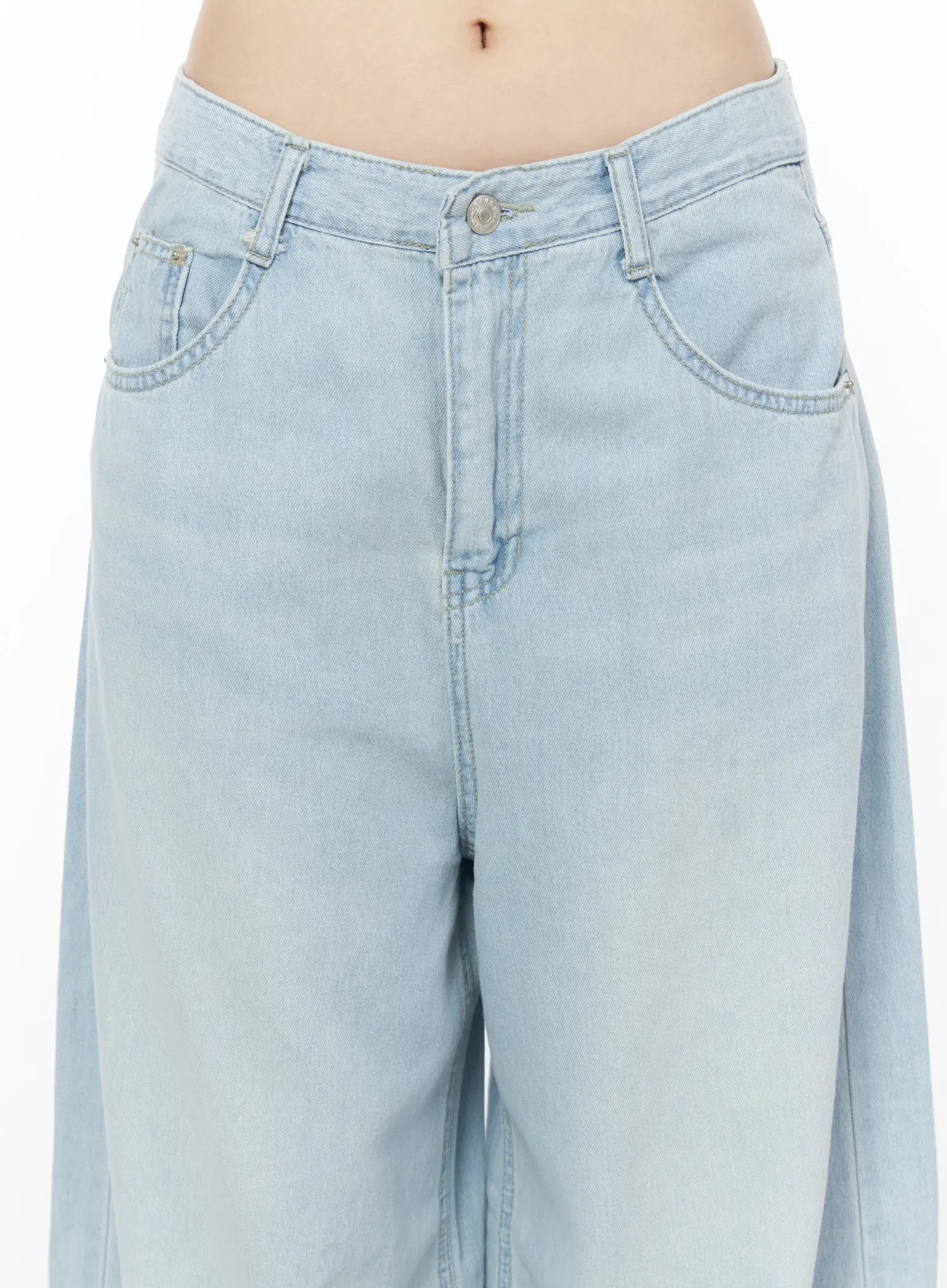 Ash Loose Fit Light-Washed Jeans IU515
