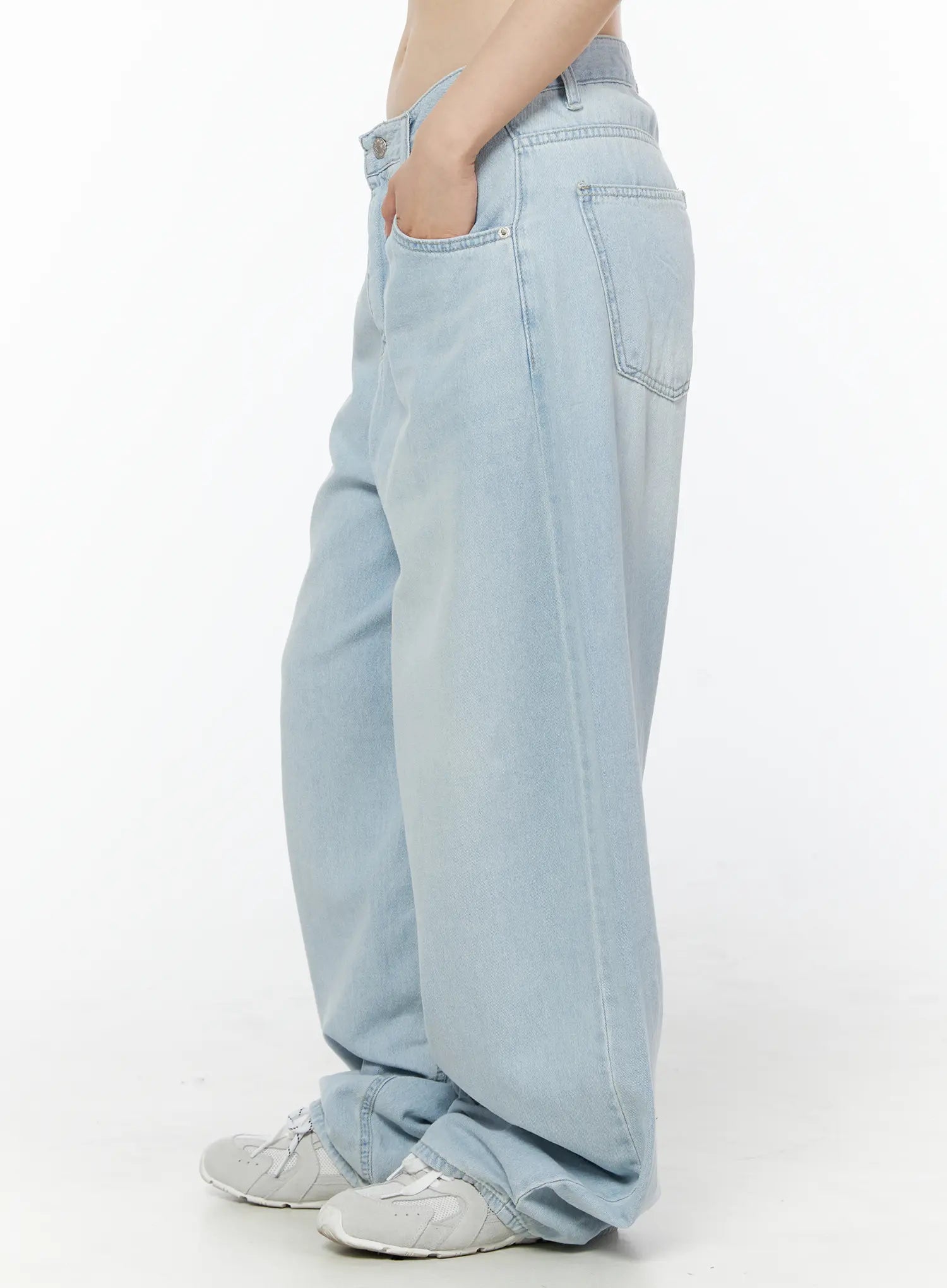 Ash Loose Fit Light-Washed Jeans IU515