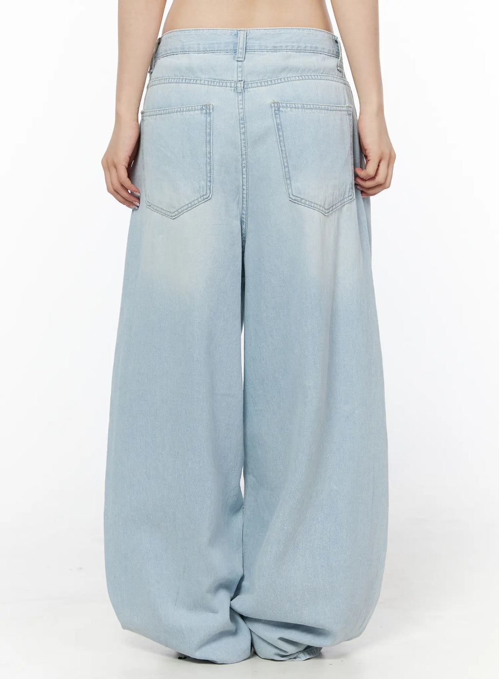 Ash Loose Fit Light-Washed Jeans IU515