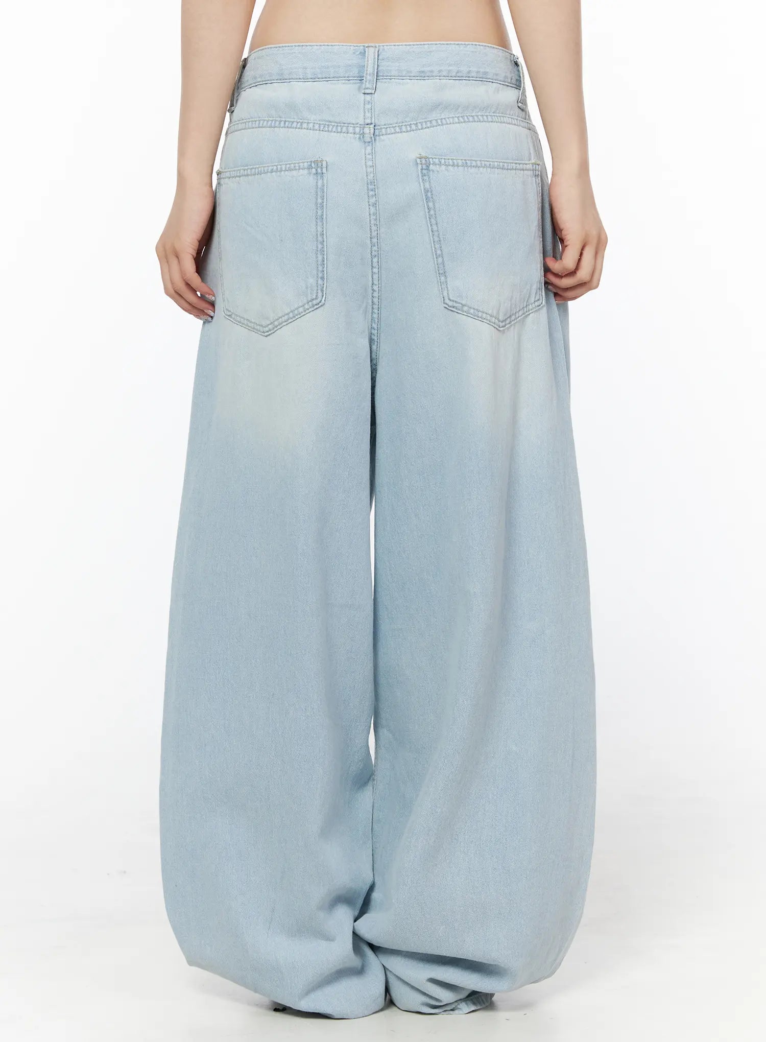 Ash Loose Fit Light-Washed Jeans IU515
