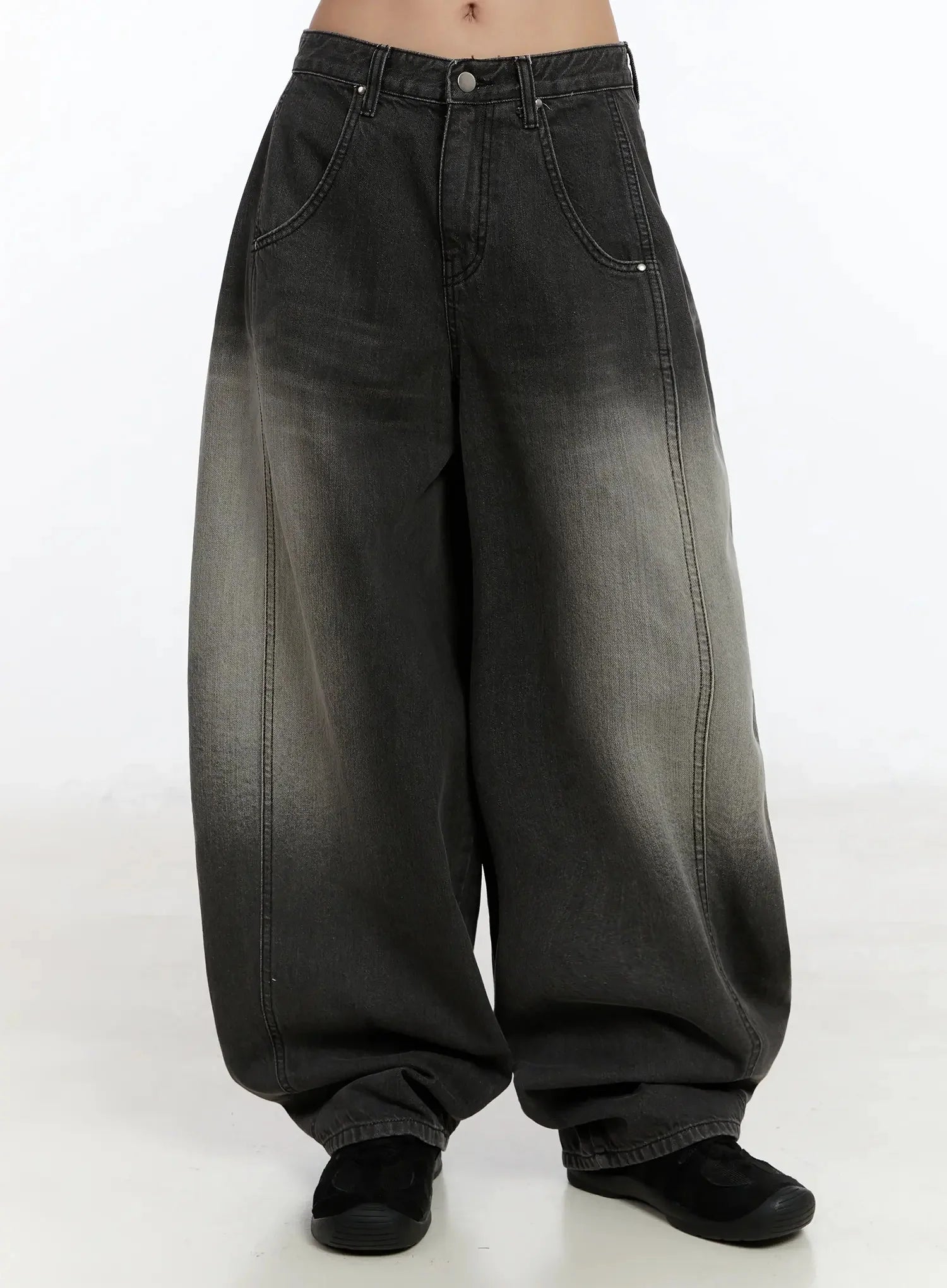 Yunho Oversized Wing Print Jeans IF526