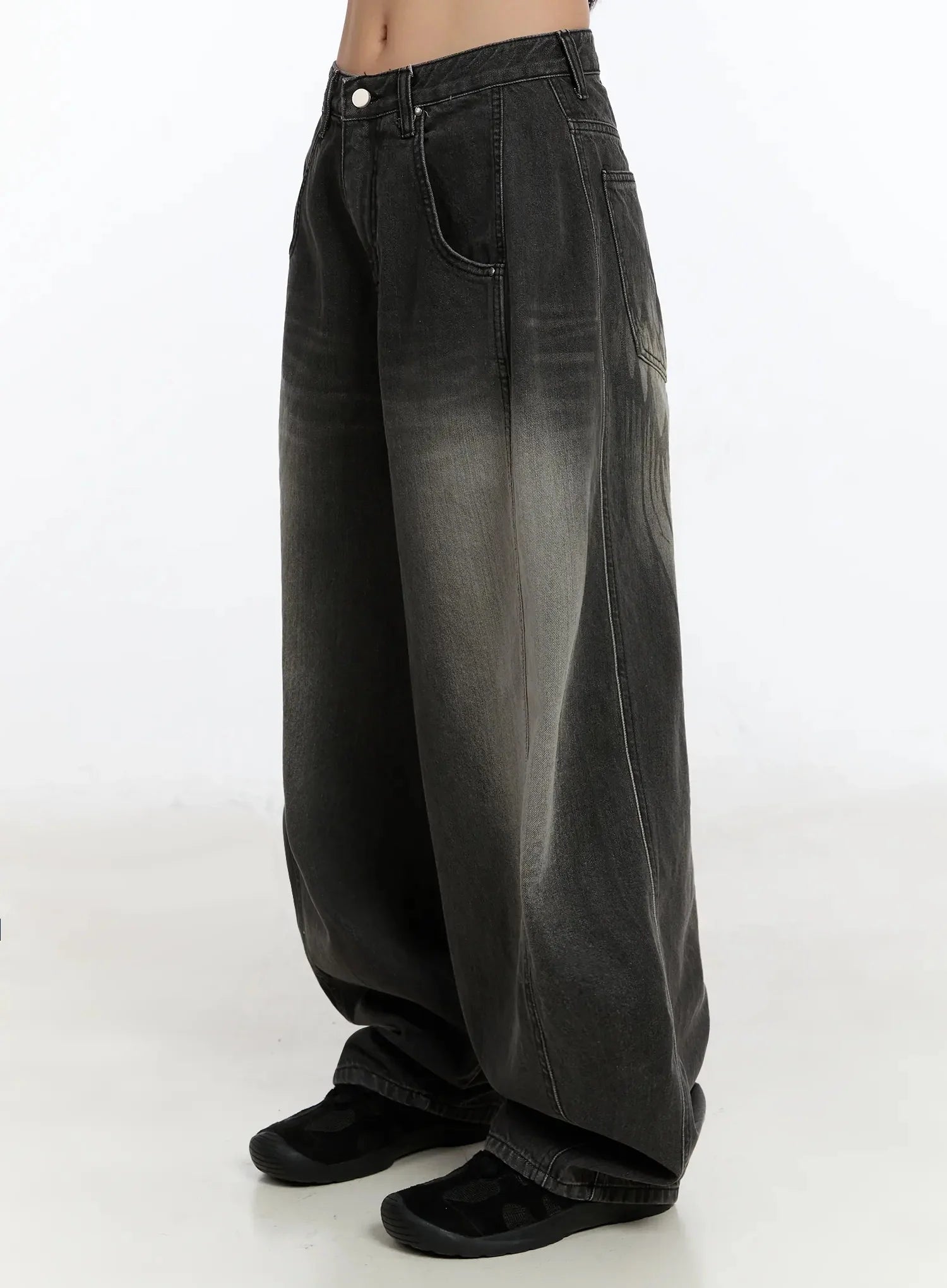 Yunho Oversized Wing Print Jeans IF526