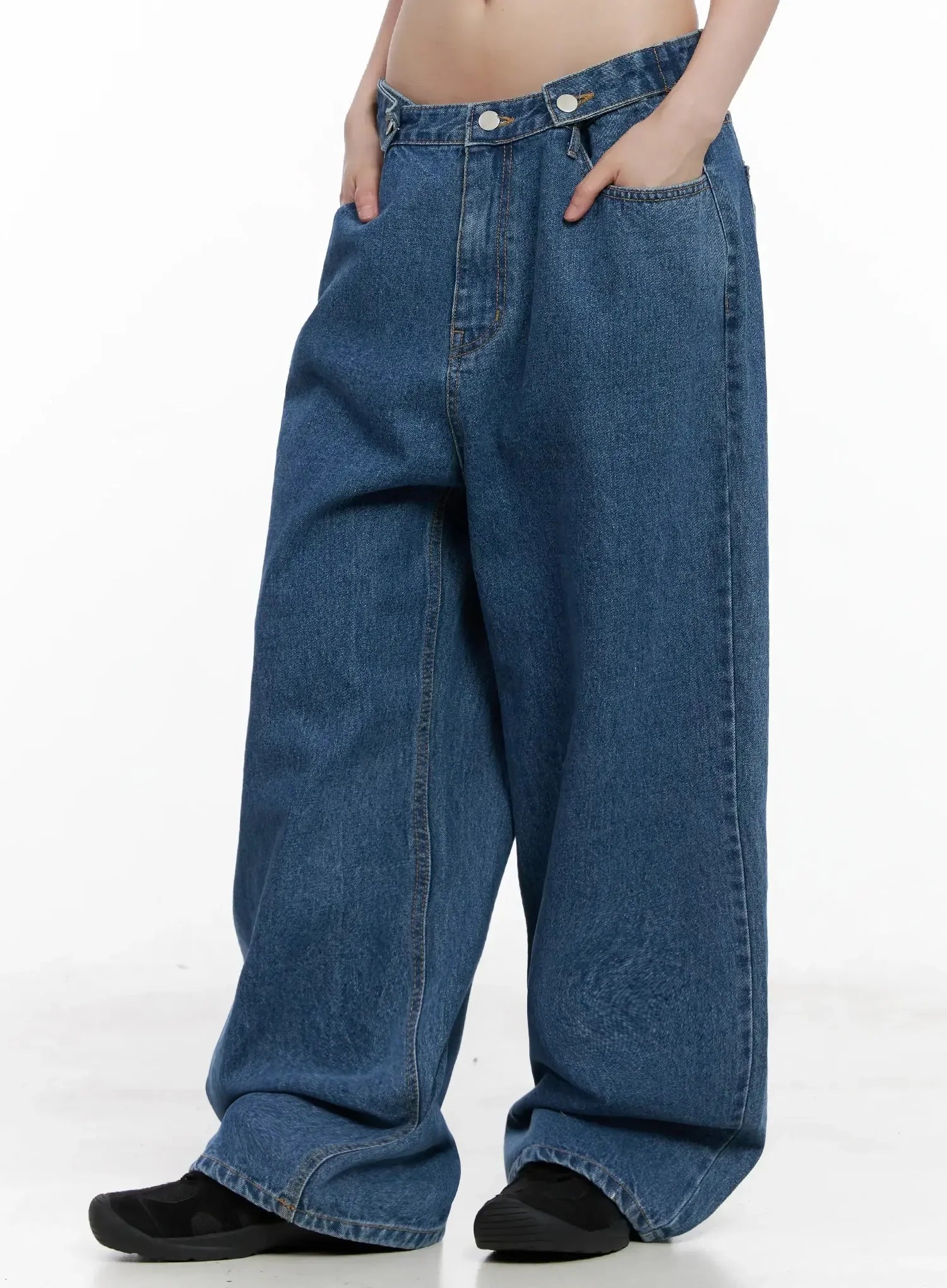 Pharita Loose-Fit Jeans IL528