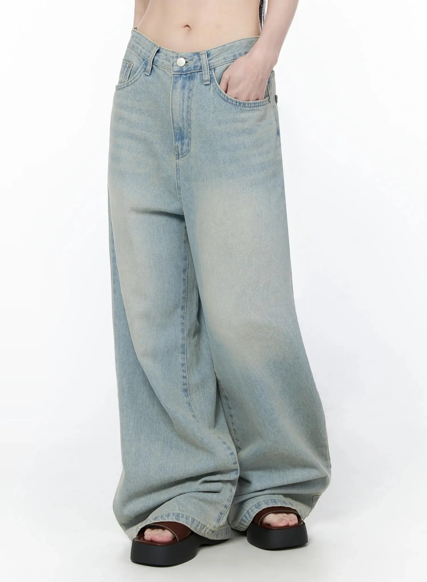 Zion Light Wash Wide-Leg Jeans IY514
