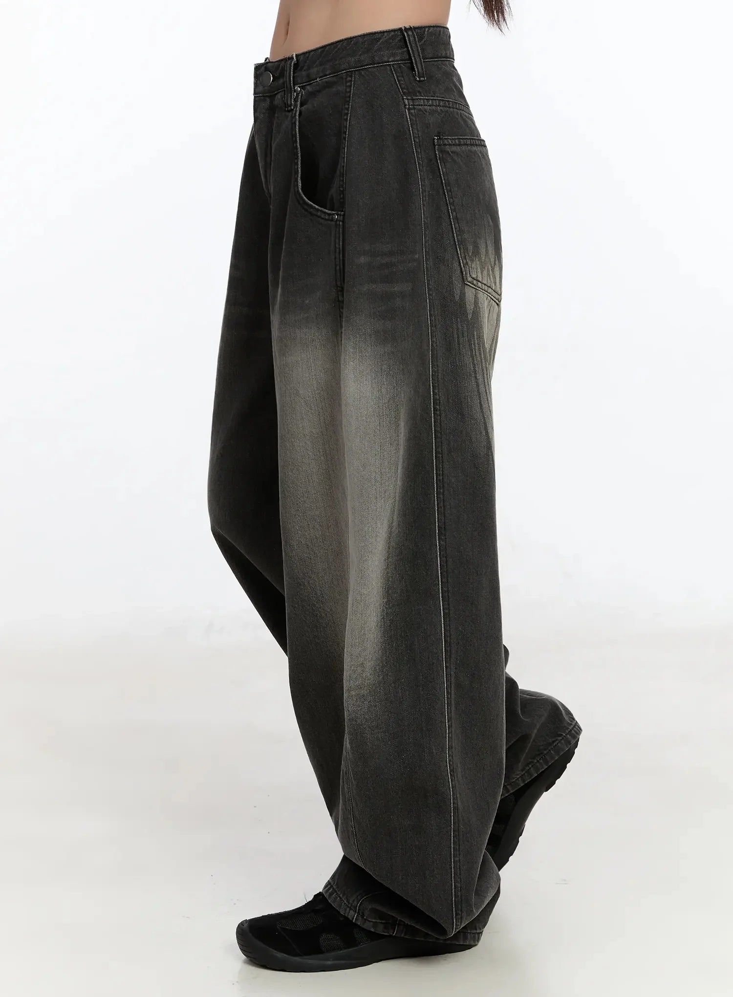 Yunho Oversized Wing Print Jeans IF526