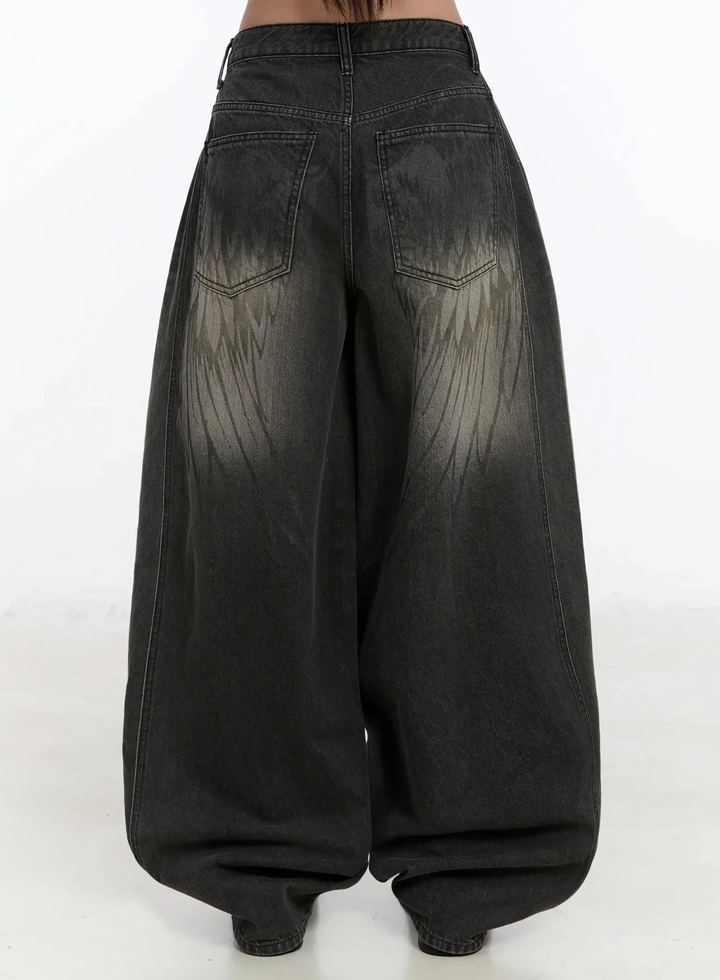 Yunho Oversized Wing Print Jeans IF526