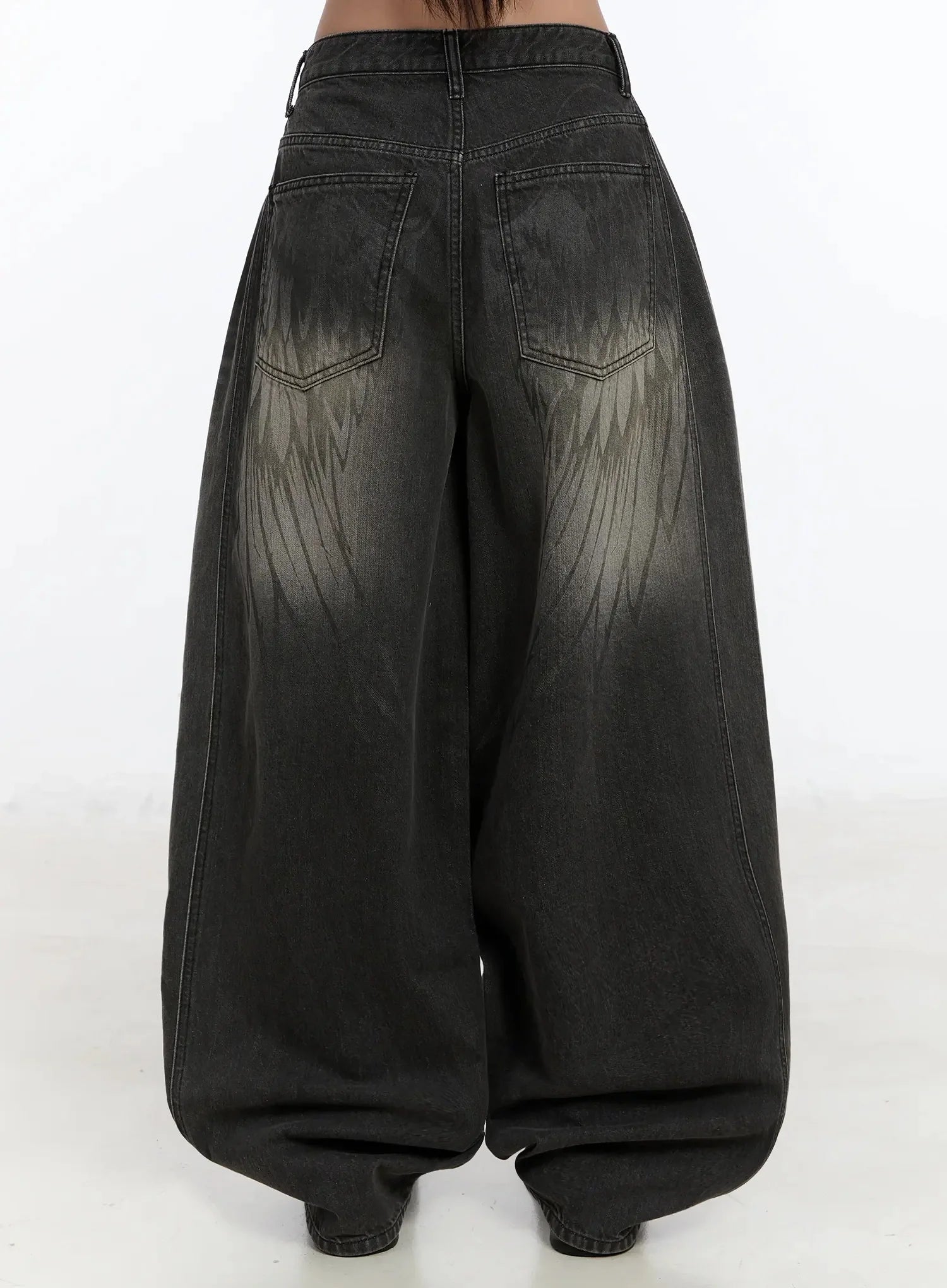 Yunho Oversized Wing Print Jeans IF526