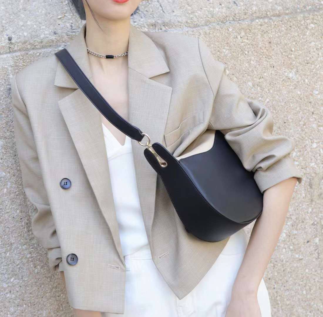 Luna – Crescent Shoulder Bag Made of Genuine Leather | Elegant Minimalist Handbag