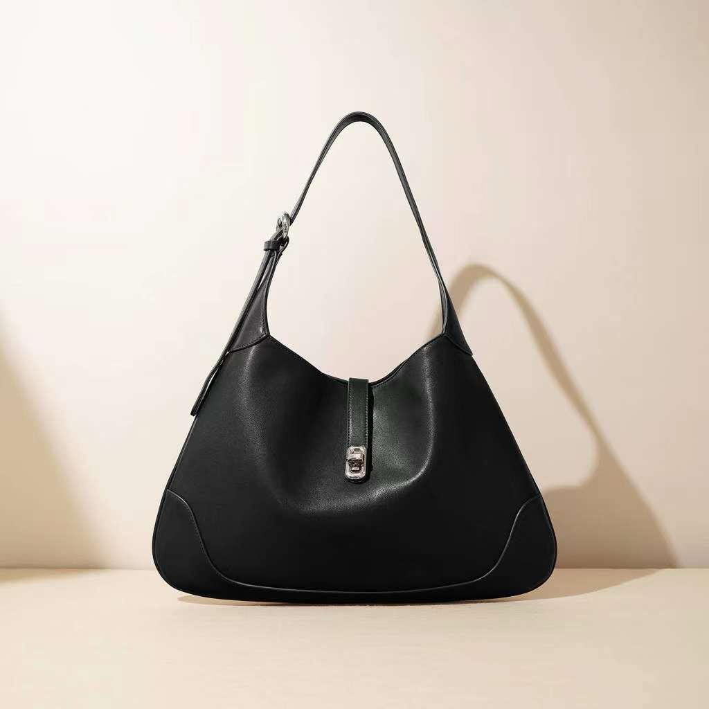 Elegant Leather Hobo Bag – Soft and Spacious