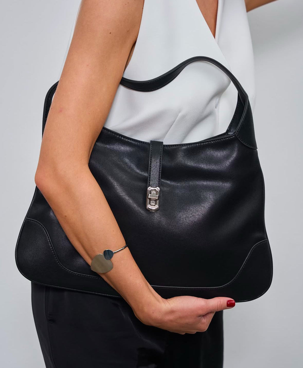 Elegant Leather Hobo Bag – Soft and Spacious