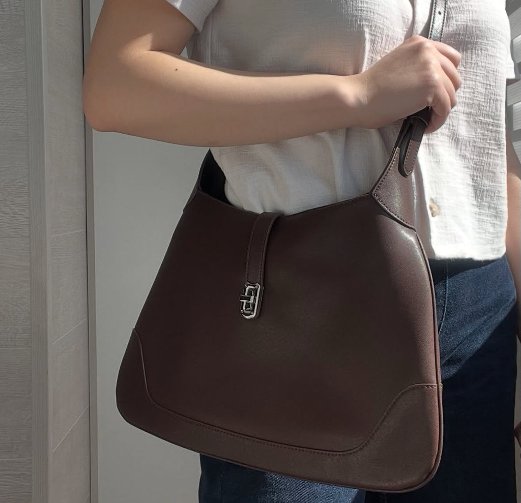 Elegant Leather Hobo Bag – Soft and Spacious