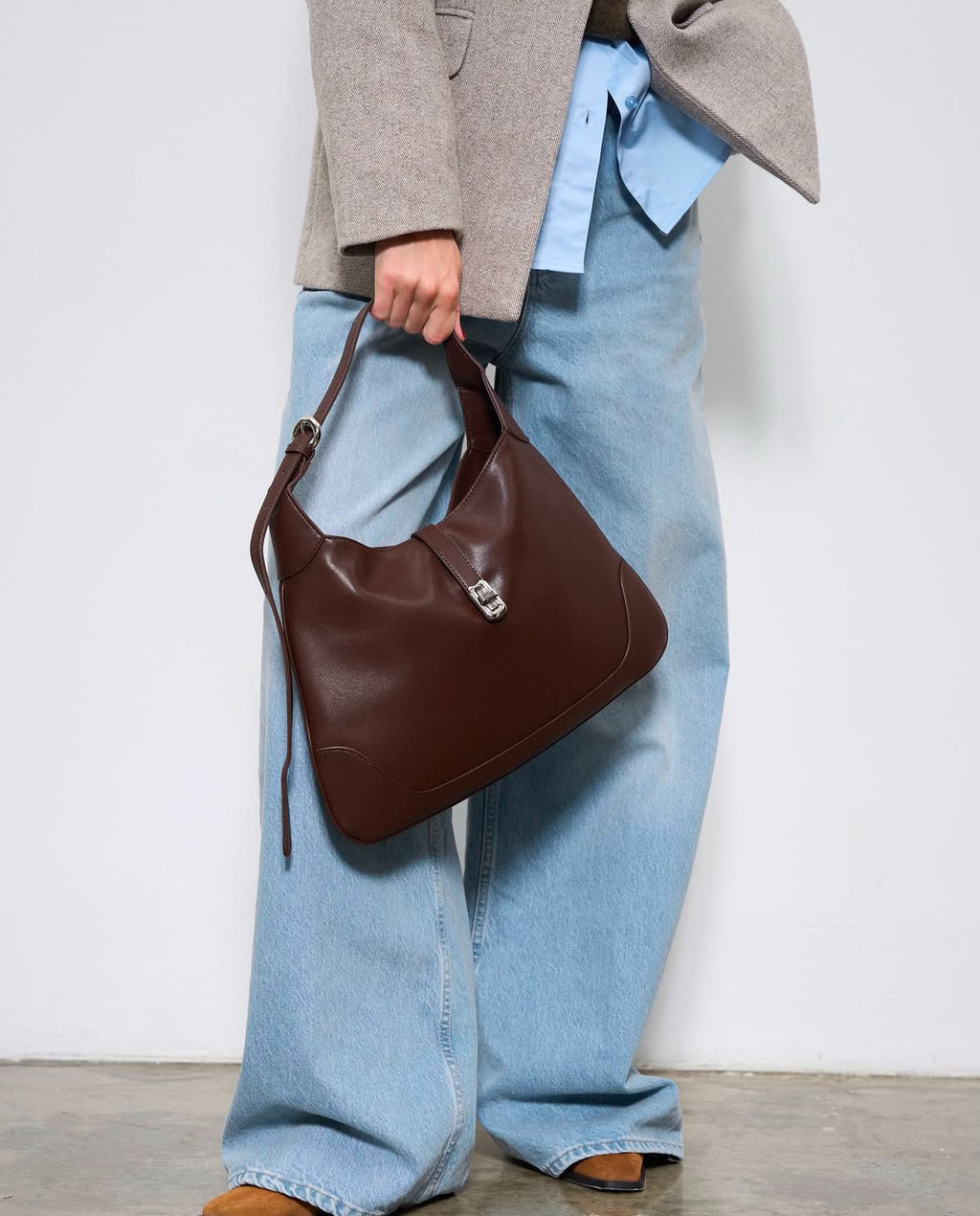 Elegant Leather Hobo Bag – Soft and Spacious