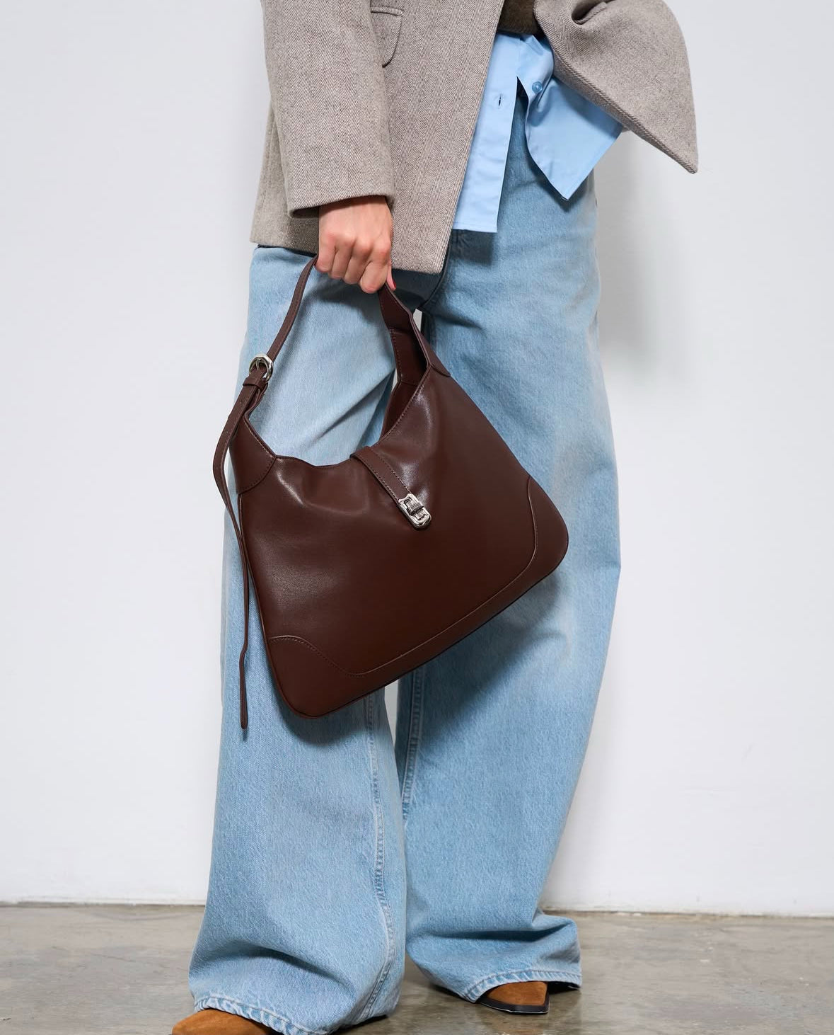 Elegant Leather Hobo Bag – Soft and Spacious