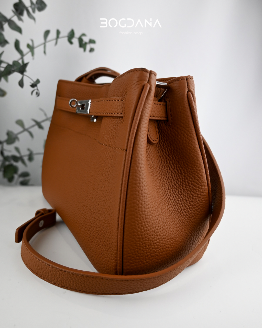 Classic Luxe Adjustable Shoulder Bag – Genuine Leather Handbag with Polished Hardware