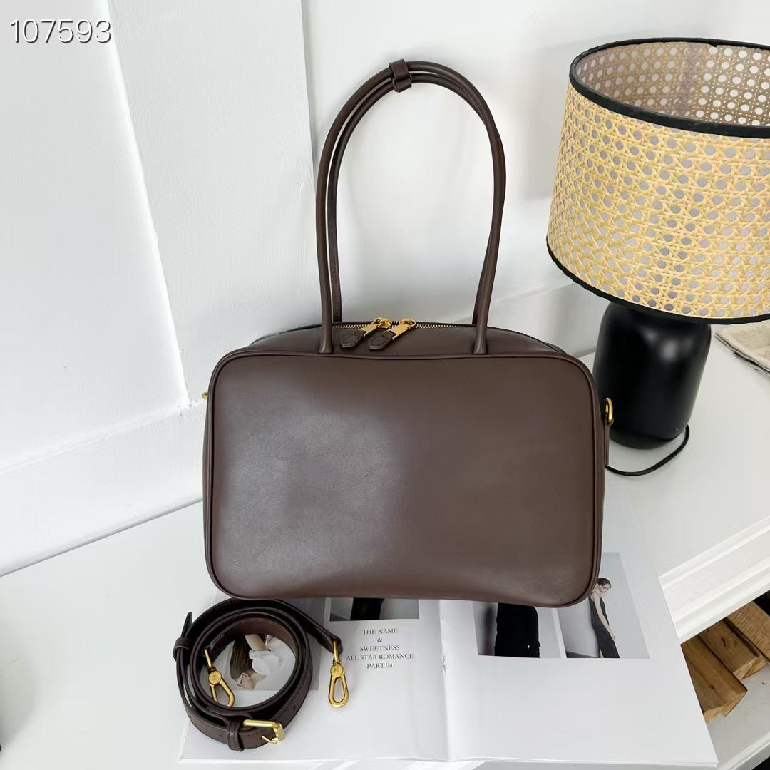 Linea Eleganza — Classic Genuine Leather Bag with Adjustable Strap. Women’s shoulder bag