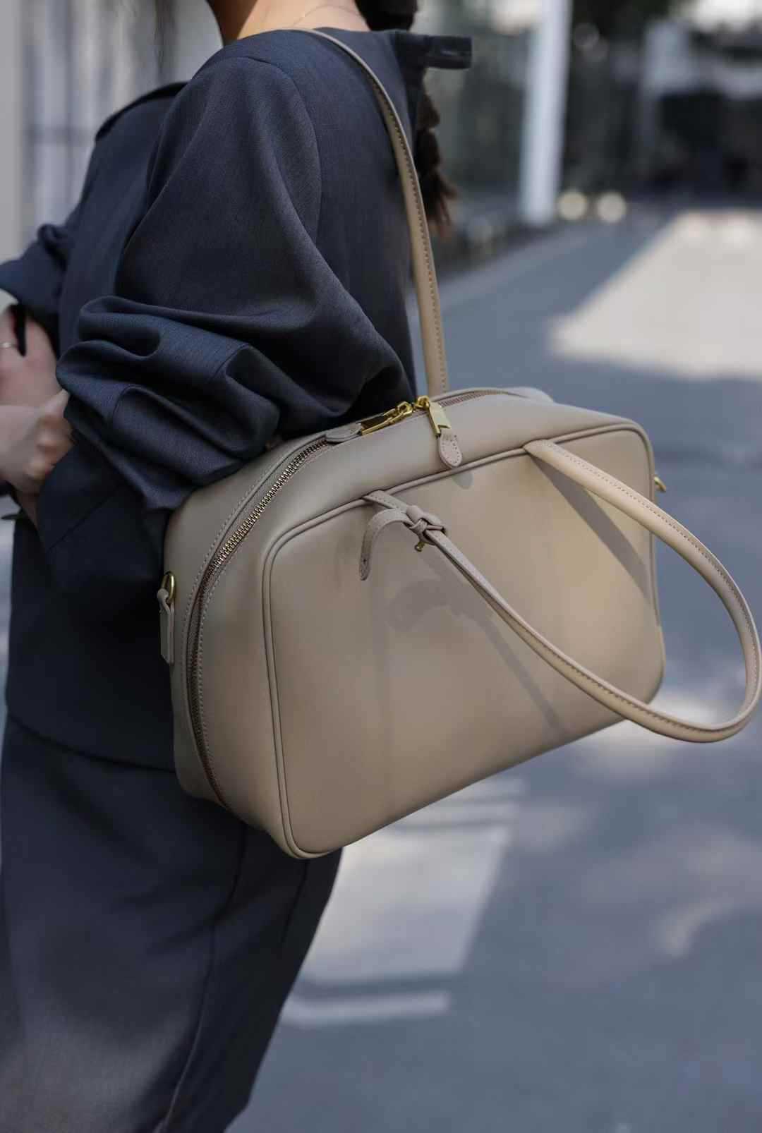 Linea Eleganza — Classic Genuine Leather Bag with Adjustable Strap. Women’s shoulder bag