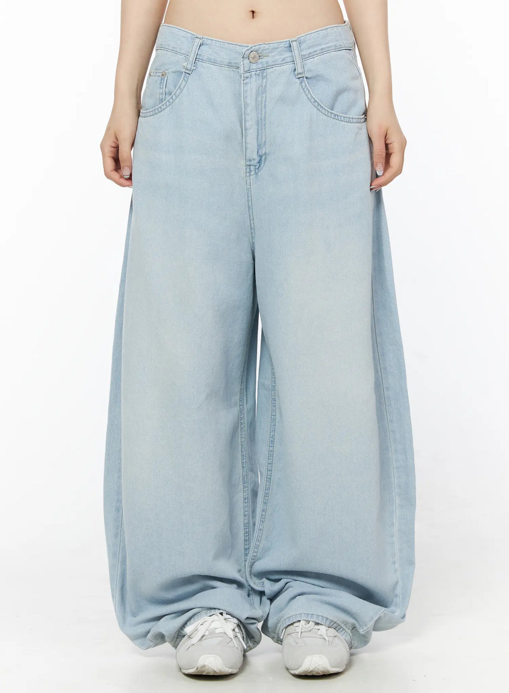Ash Loose Fit Light-Washed Jeans IU515