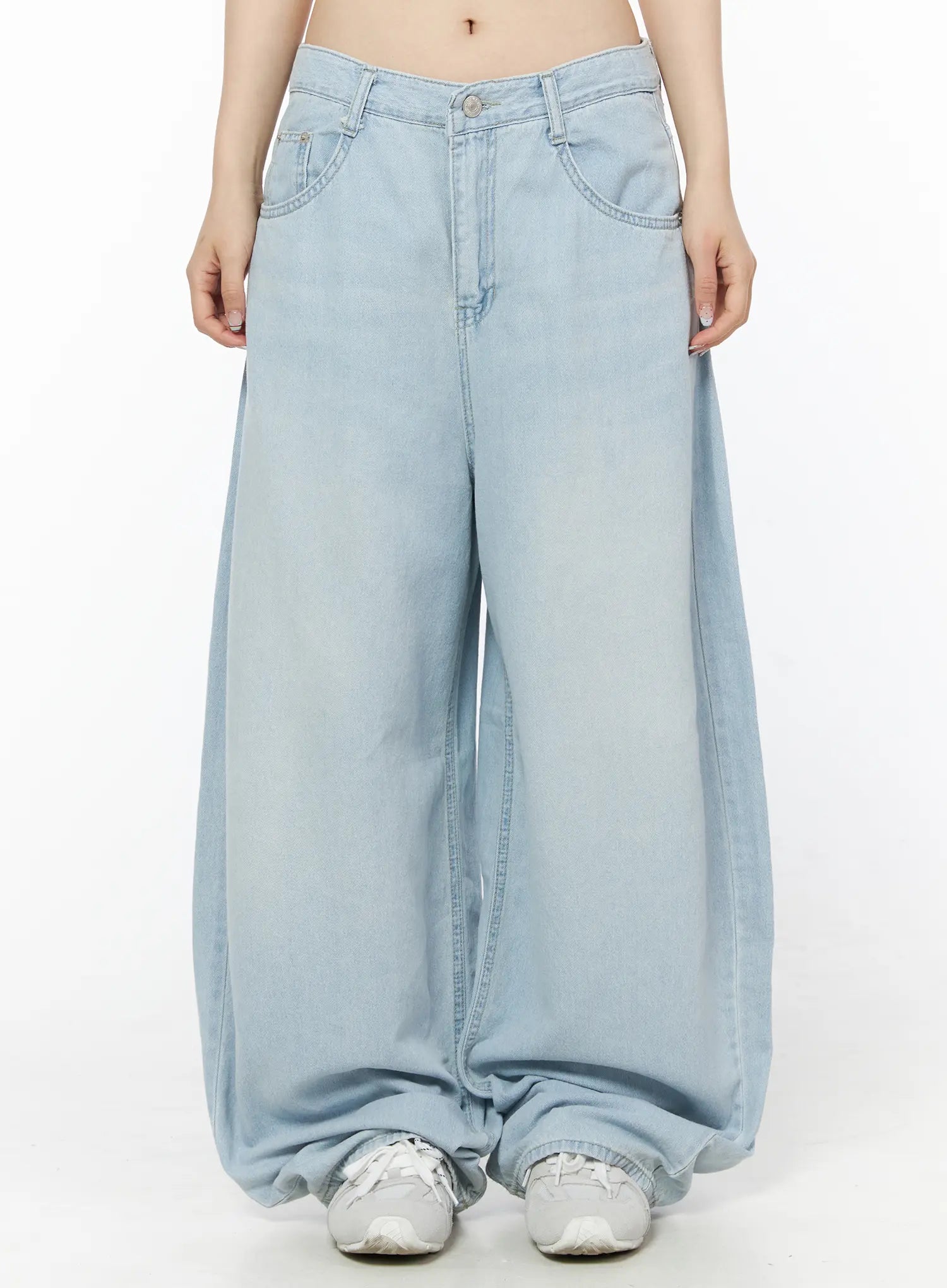 Ash Loose Fit Light-Washed Jeans IU515