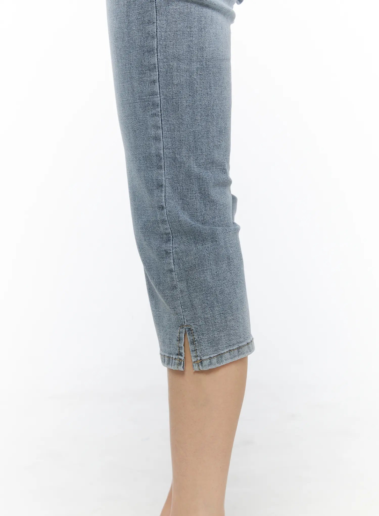 Aris High-Waist Capri Jeans CU530