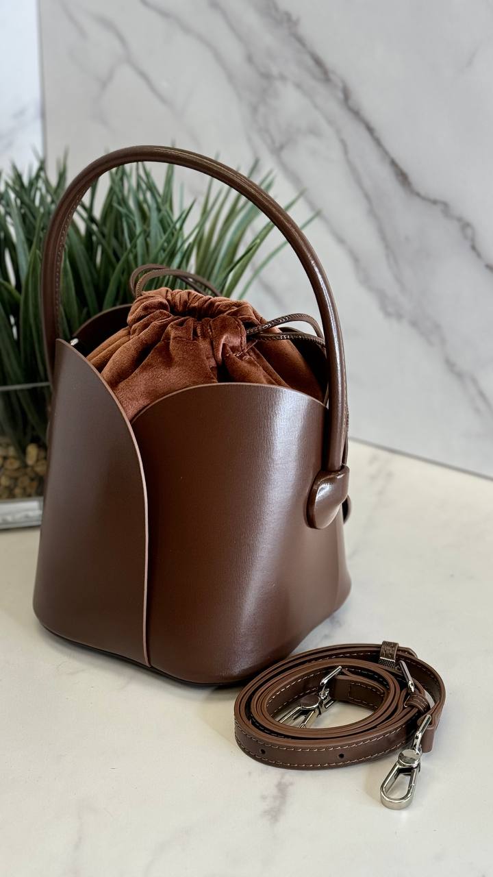 Elegance Charm – Genuine Leather Bucket Bag with Top Handle and Adjustable Strap