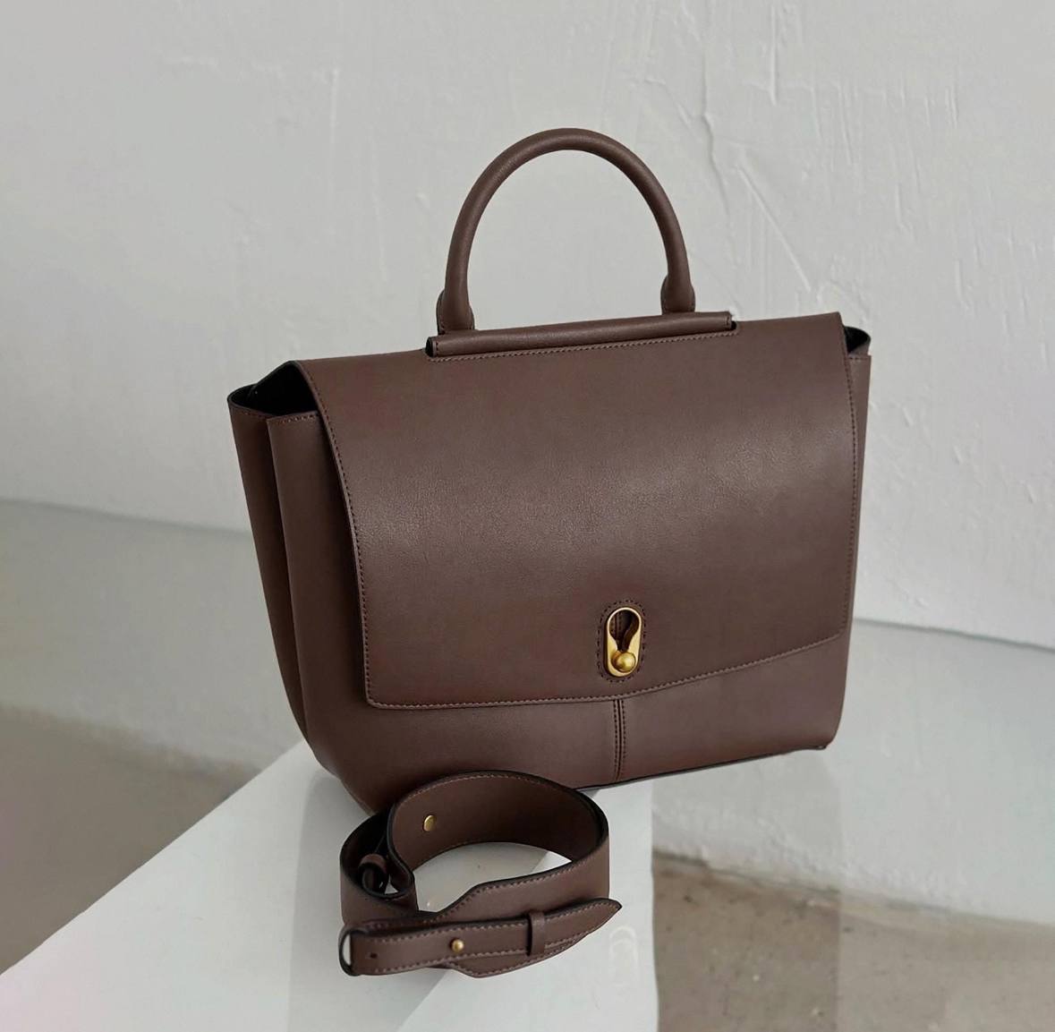 Elegant Leather Bag with Gold Hardware