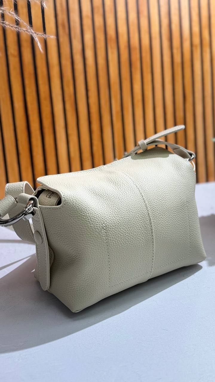 Genuine Leather Shoulder Bag – Timeless Elegance  Everyday Functionality