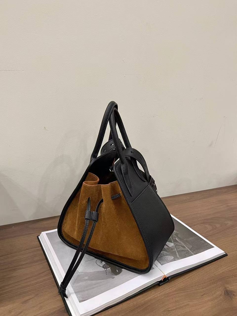 Darina – Elegant Shoulder Bag with Top Handle & Adjustable Strap