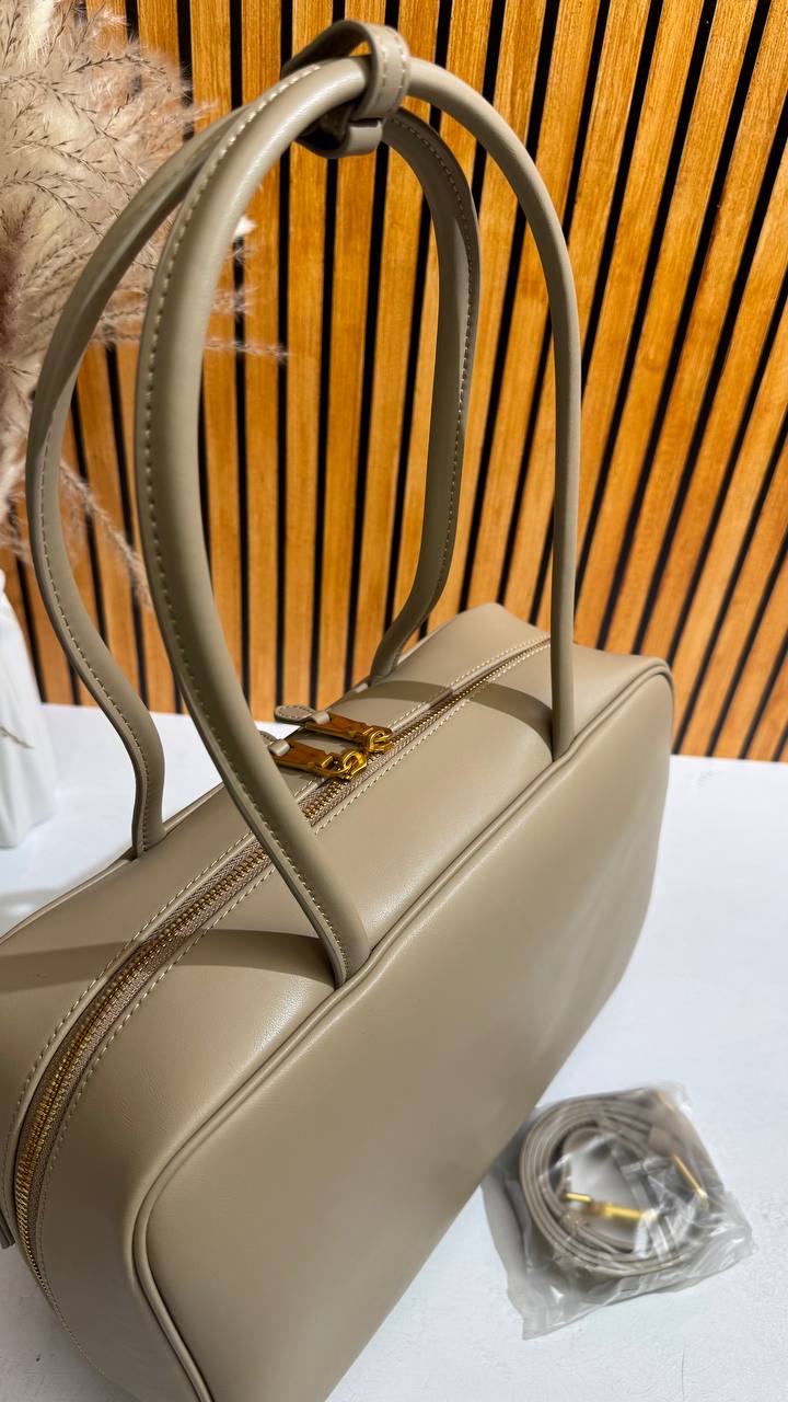 Linea Eleganza — Classic Genuine Leather Bag with Adjustable Strap. Women’s shoulder bag