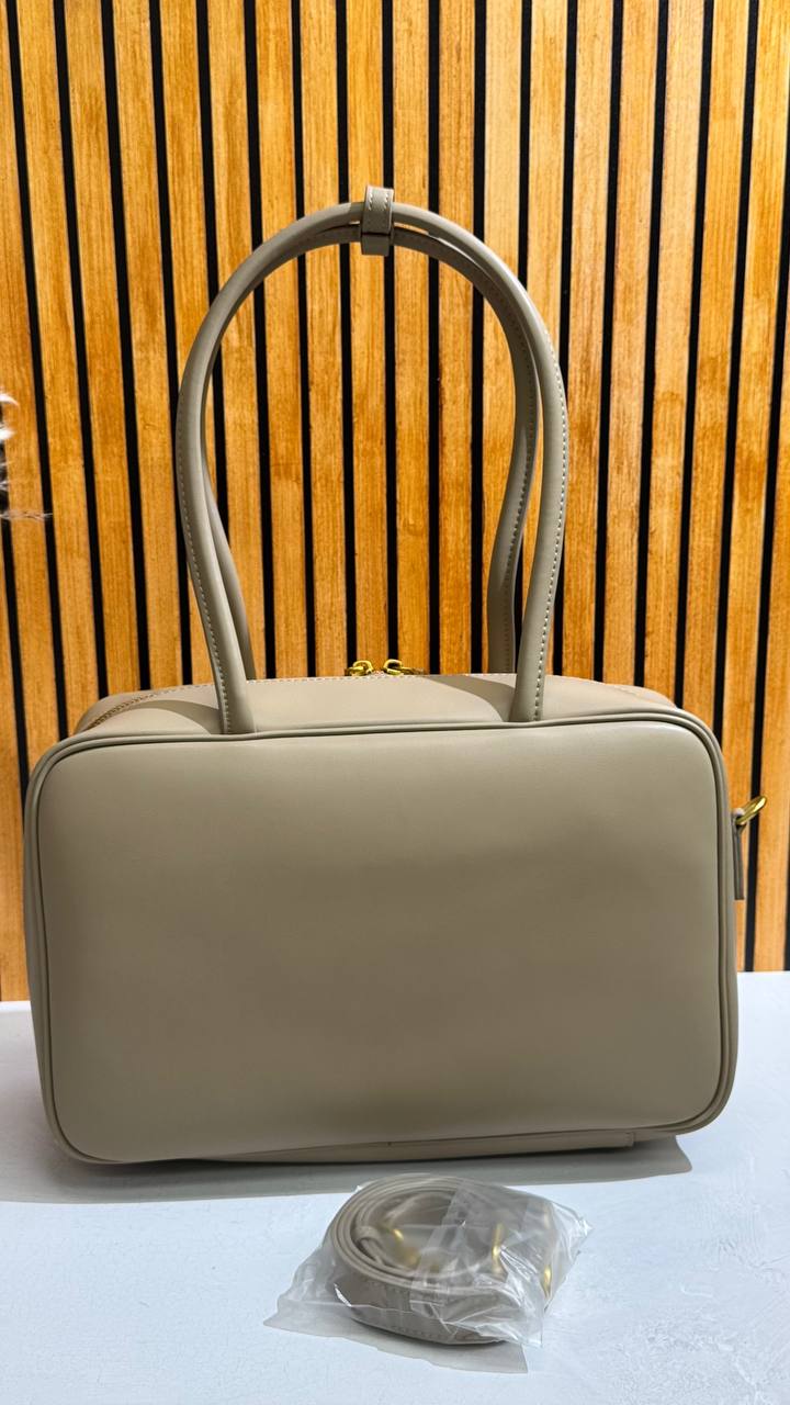 Linea Eleganza — Classic Genuine Leather Bag with Adjustable Strap. Women’s shoulder bag