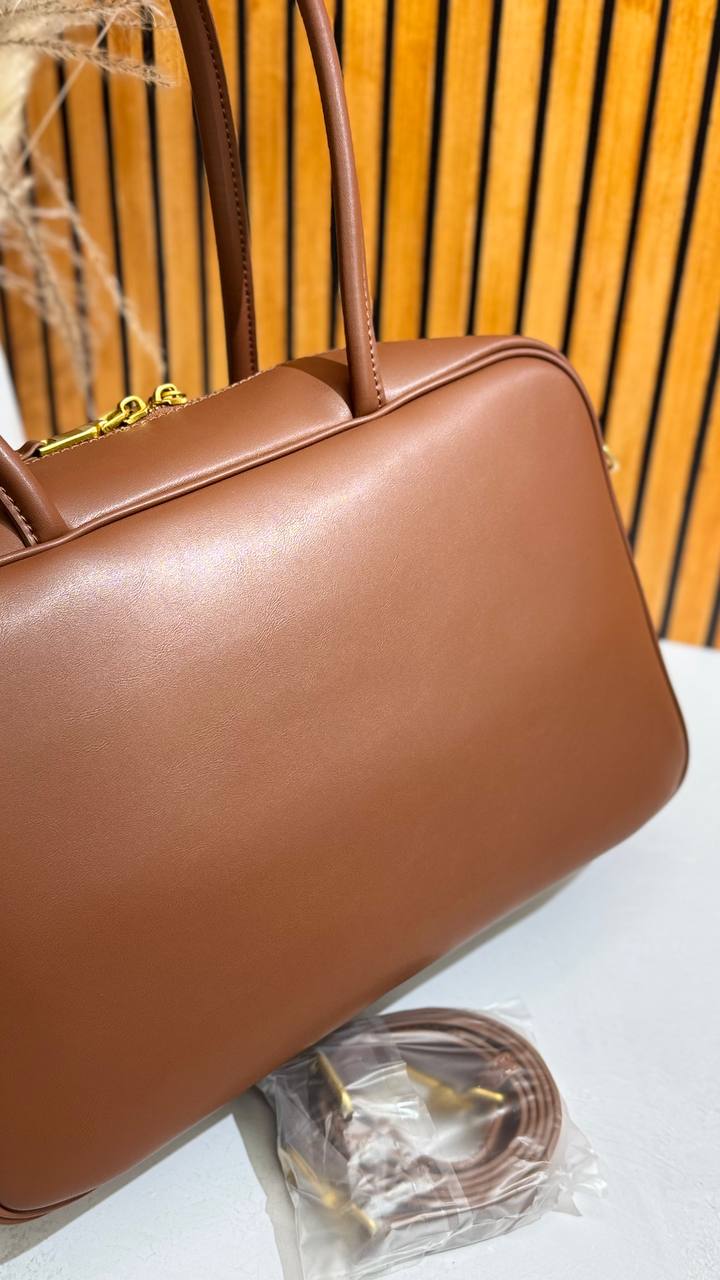 Linea Eleganza — Classic Genuine Leather Bag with Adjustable Strap. Women’s shoulder bag