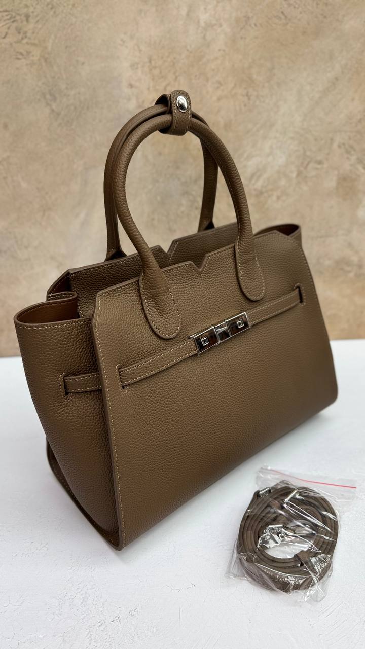 AURORA STRUCTURE” — the leather power bag for everyday icons