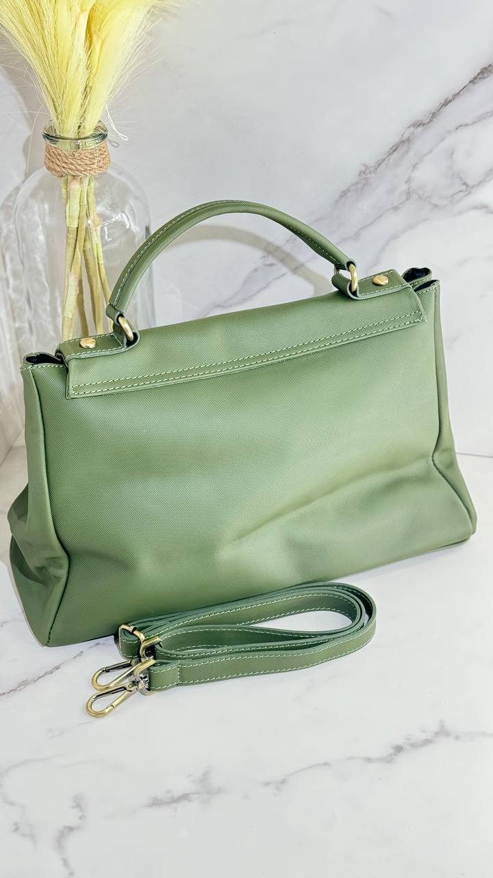 Elegant Green Leather Handbag – Versatile & Timeless Design